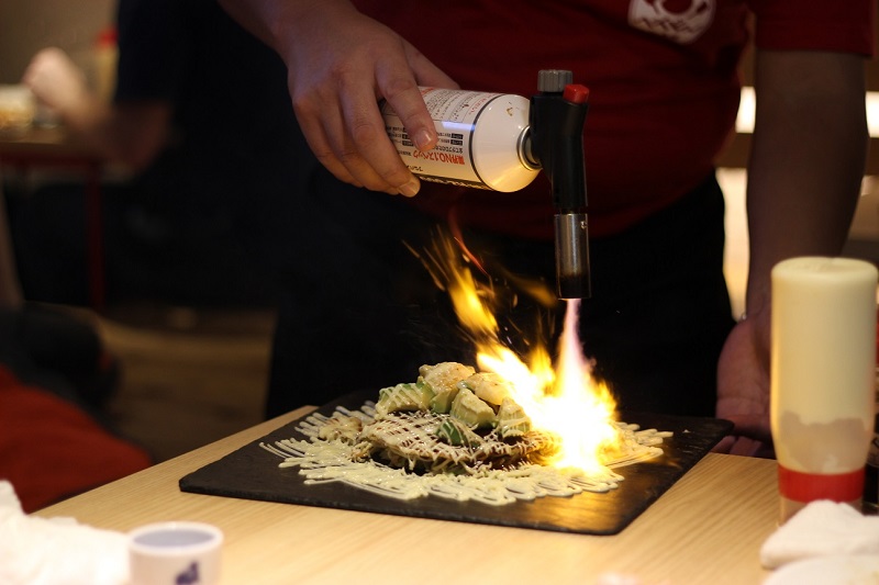 Teppan Baby flaming okonomiyaki